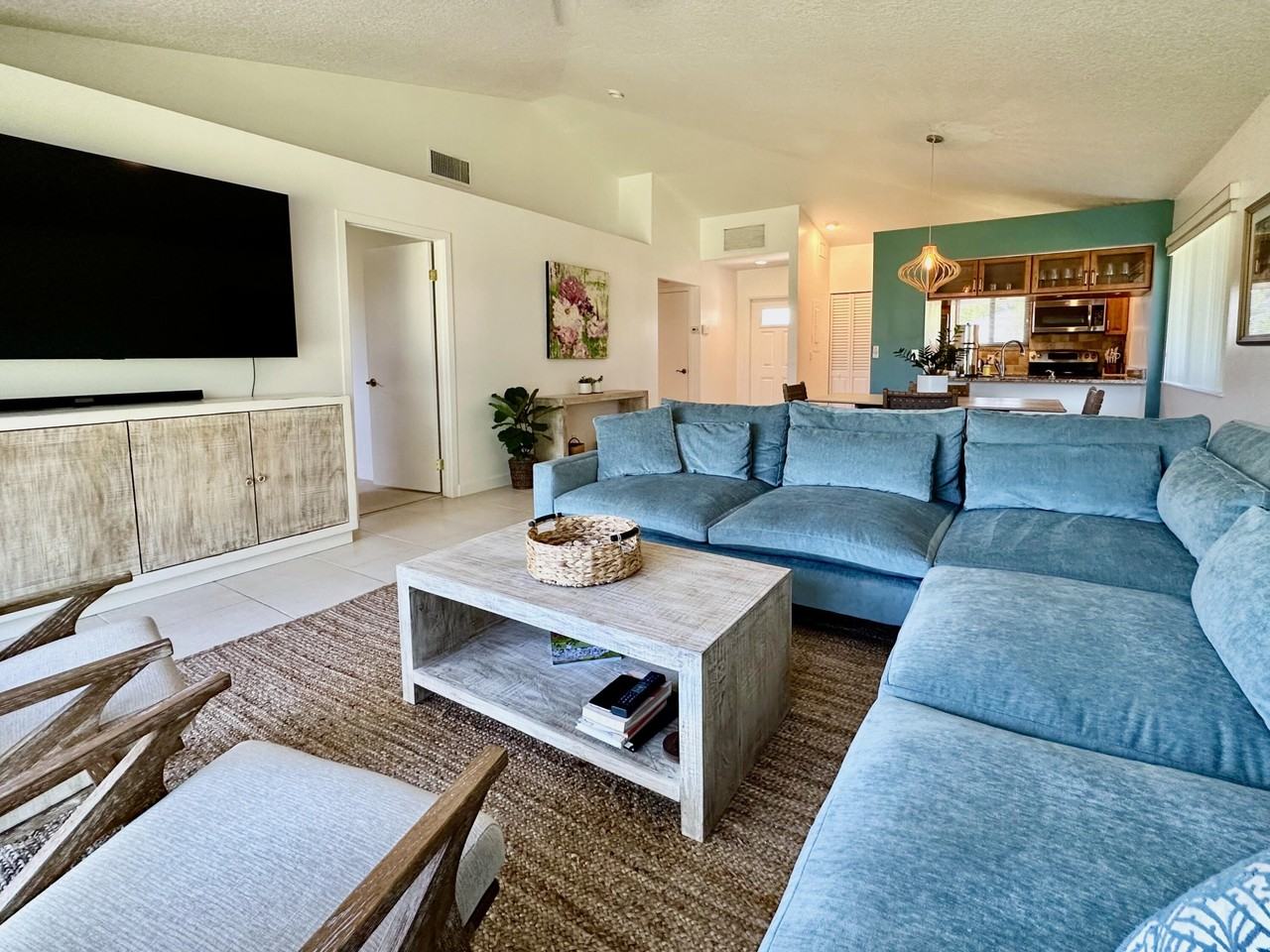 301 Club Dr - Photo 2 of 14