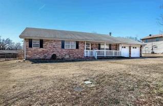 623 W Hartwood Ave - Photo 1 of 1