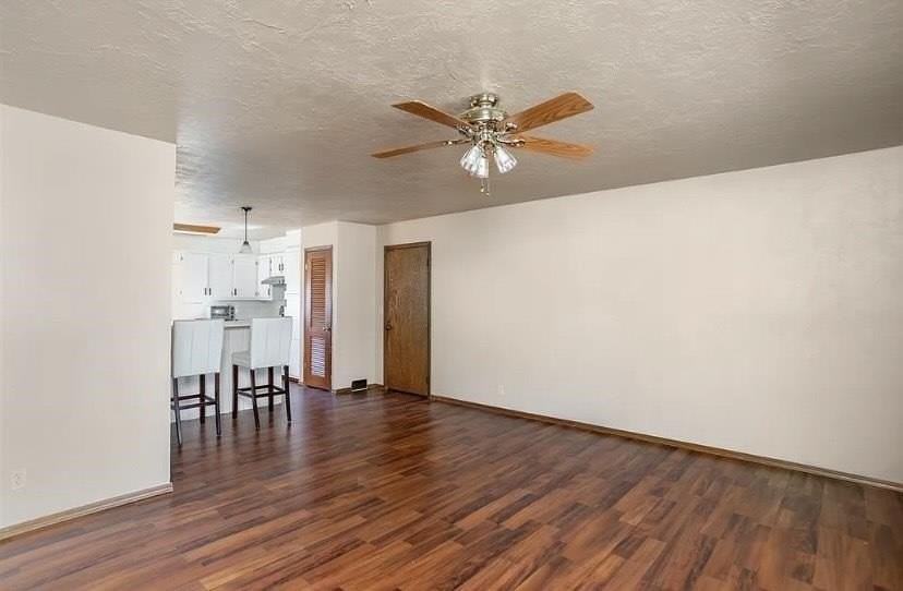 623 W Hartwood Ave - Photo 2 of 18