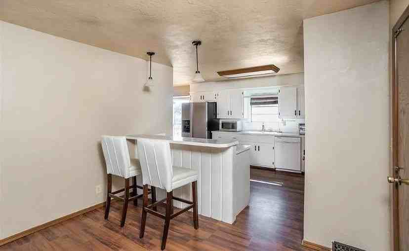 623 W Hartwood Ave - Photo 3 of 18