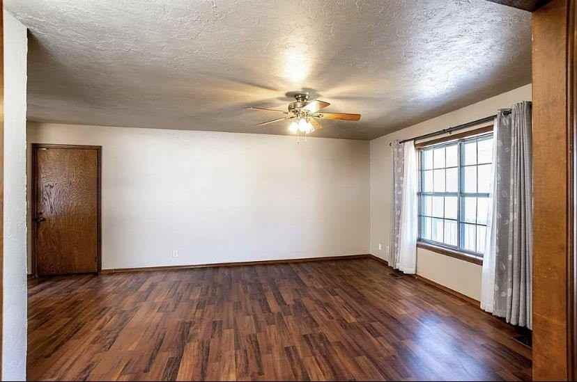 623 W Hartwood Ave - Photo 4 of 18