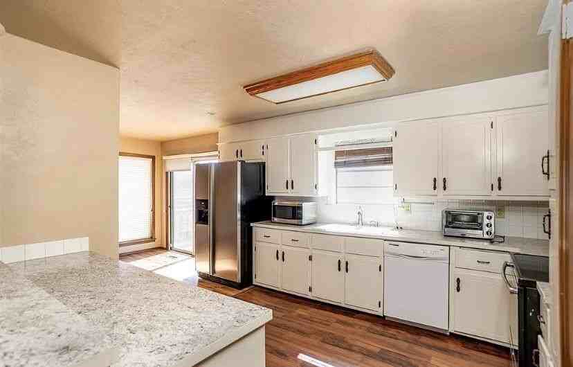 623 W Hartwood Ave - Photo 5 of 18