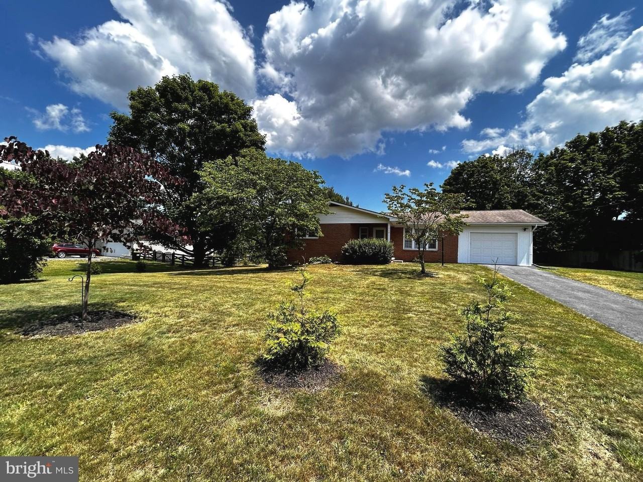 112 Virginia Dr - Photo 2 of 50