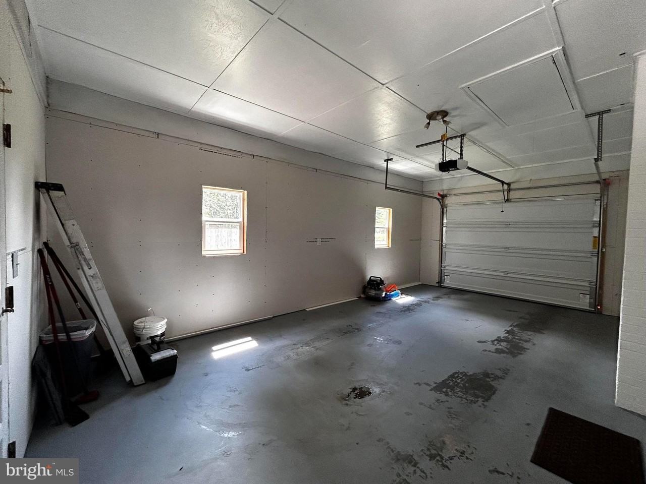 112 Virginia Dr - Photo 4 of 50