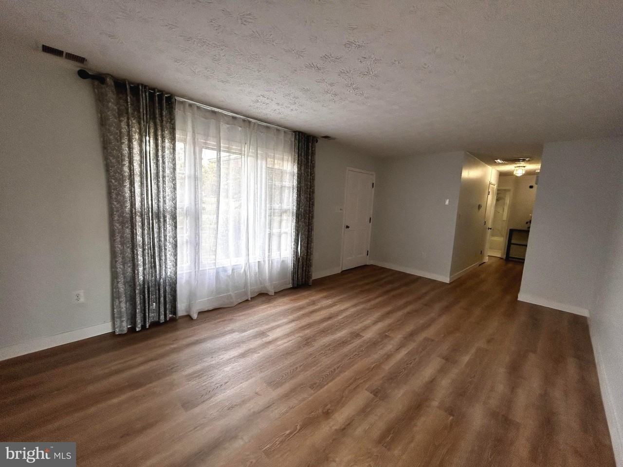 112 Virginia Dr - Photo 5 of 50