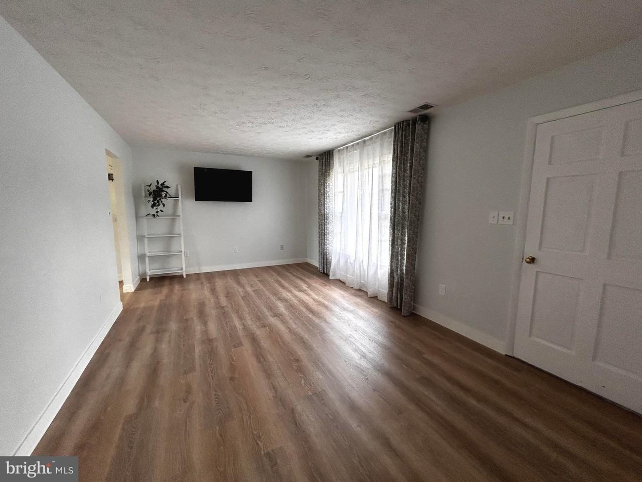 112 Virginia Dr - Photo 6 of 50