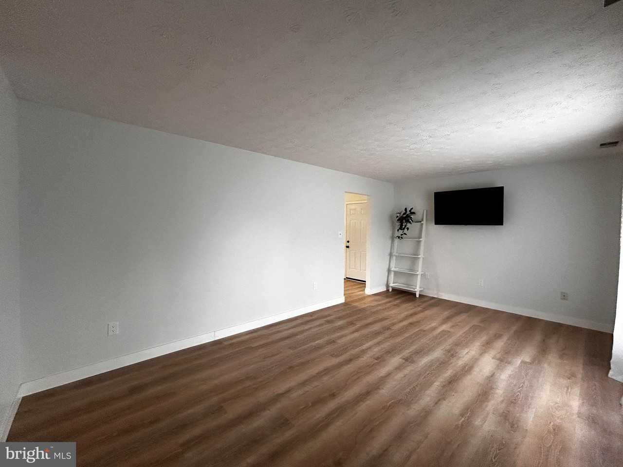 112 Virginia Dr - Photo 7 of 50