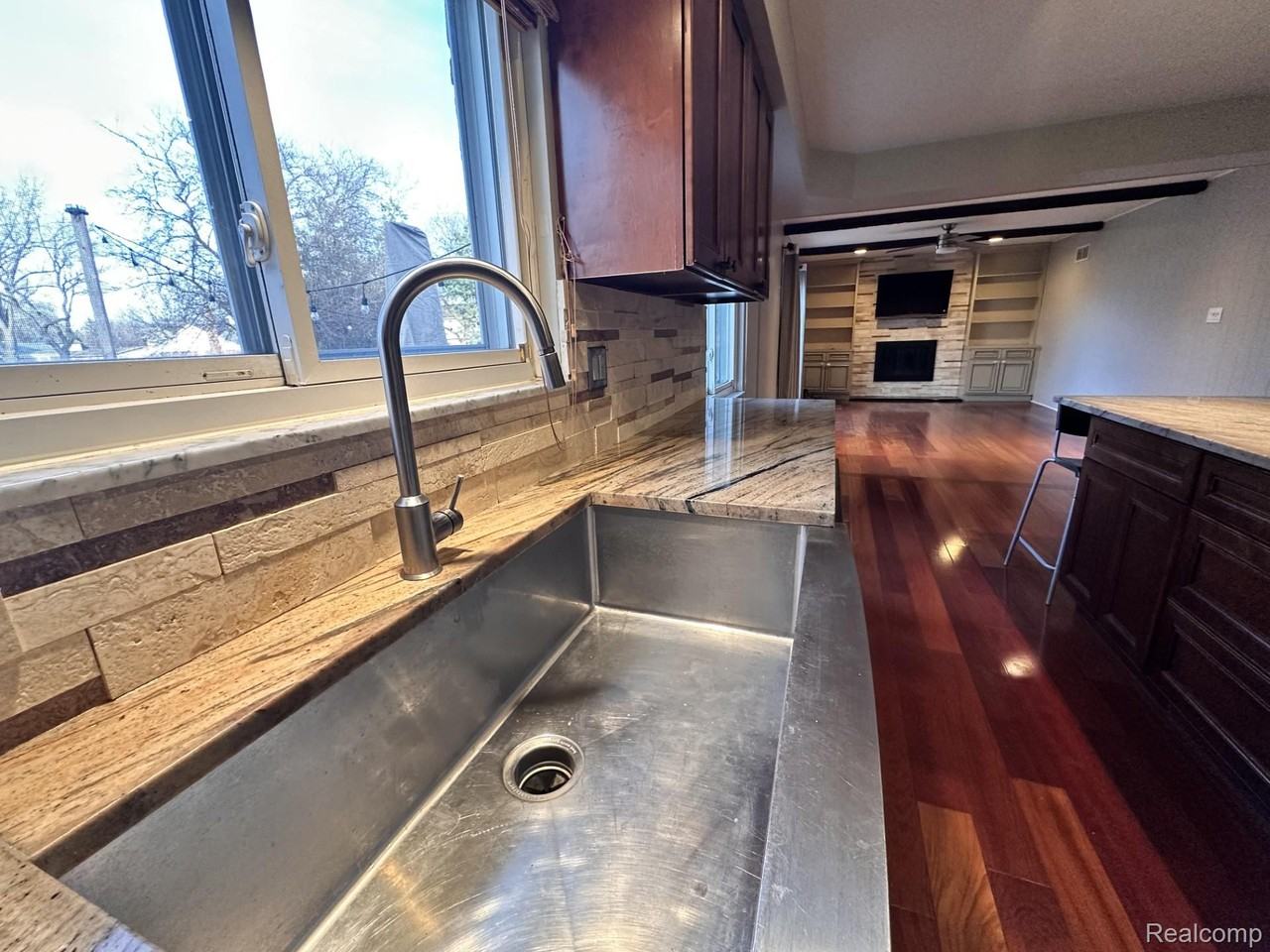 898 Portsmouth Dr - Photo 5 of 23