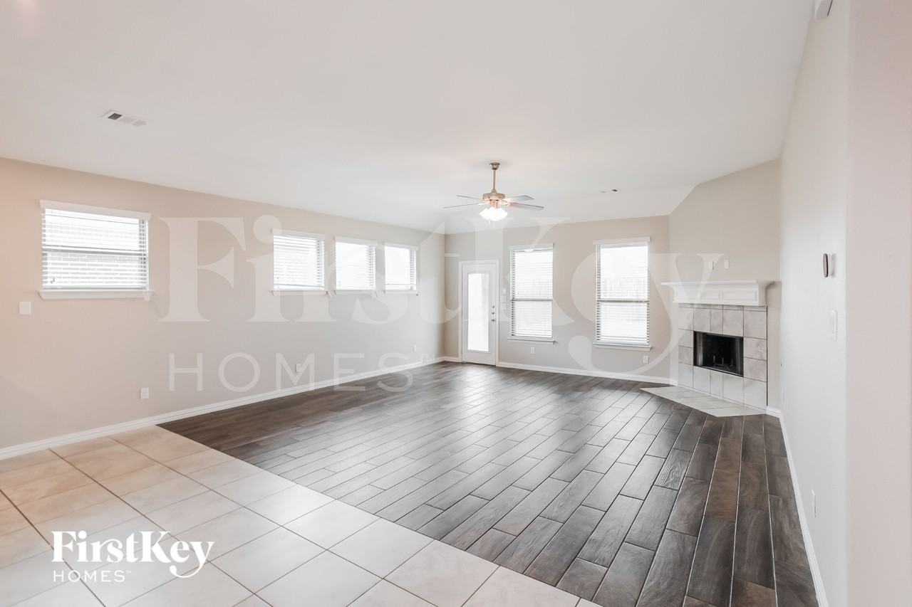 304 Stefani Dr - Photo 4 of 15