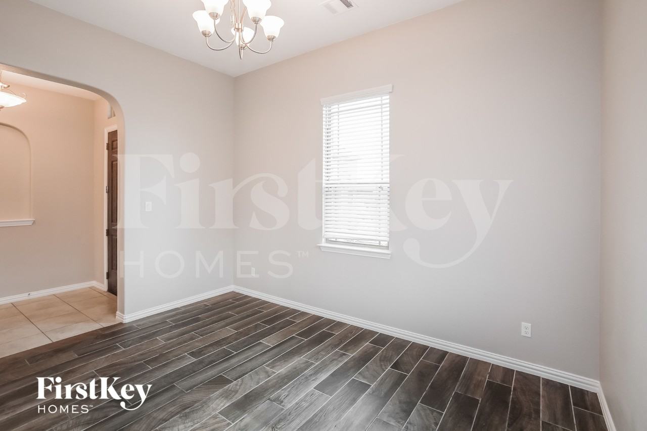 304 Stefani Dr - Photo 5 of 15