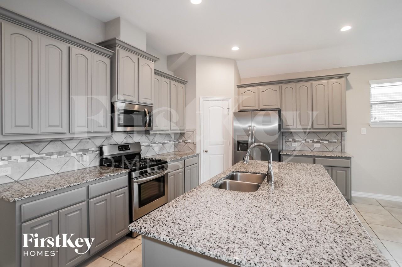 304 Stefani Dr - Photo 6 of 15