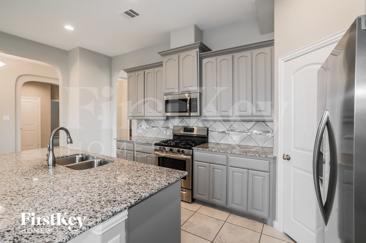 304 Stefani Dr - Photo 7 of 15