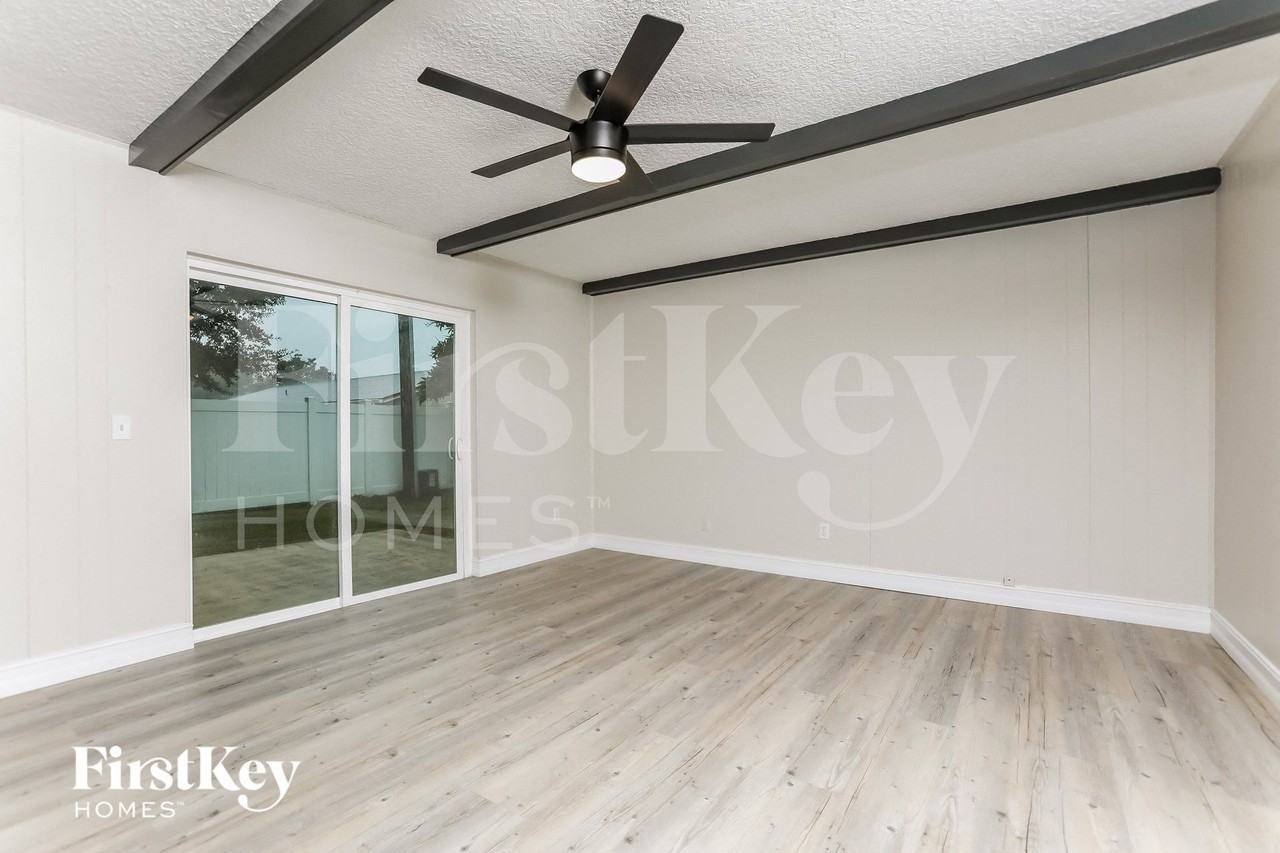 2224 King Richards Ct - Photo 4 of 15