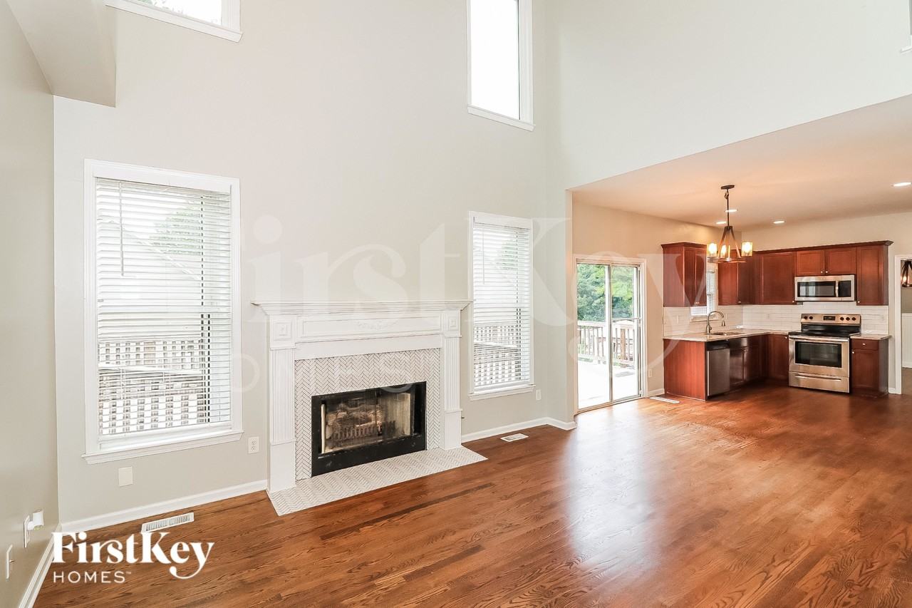 102 Windsong Trl - Photo 2 of 16