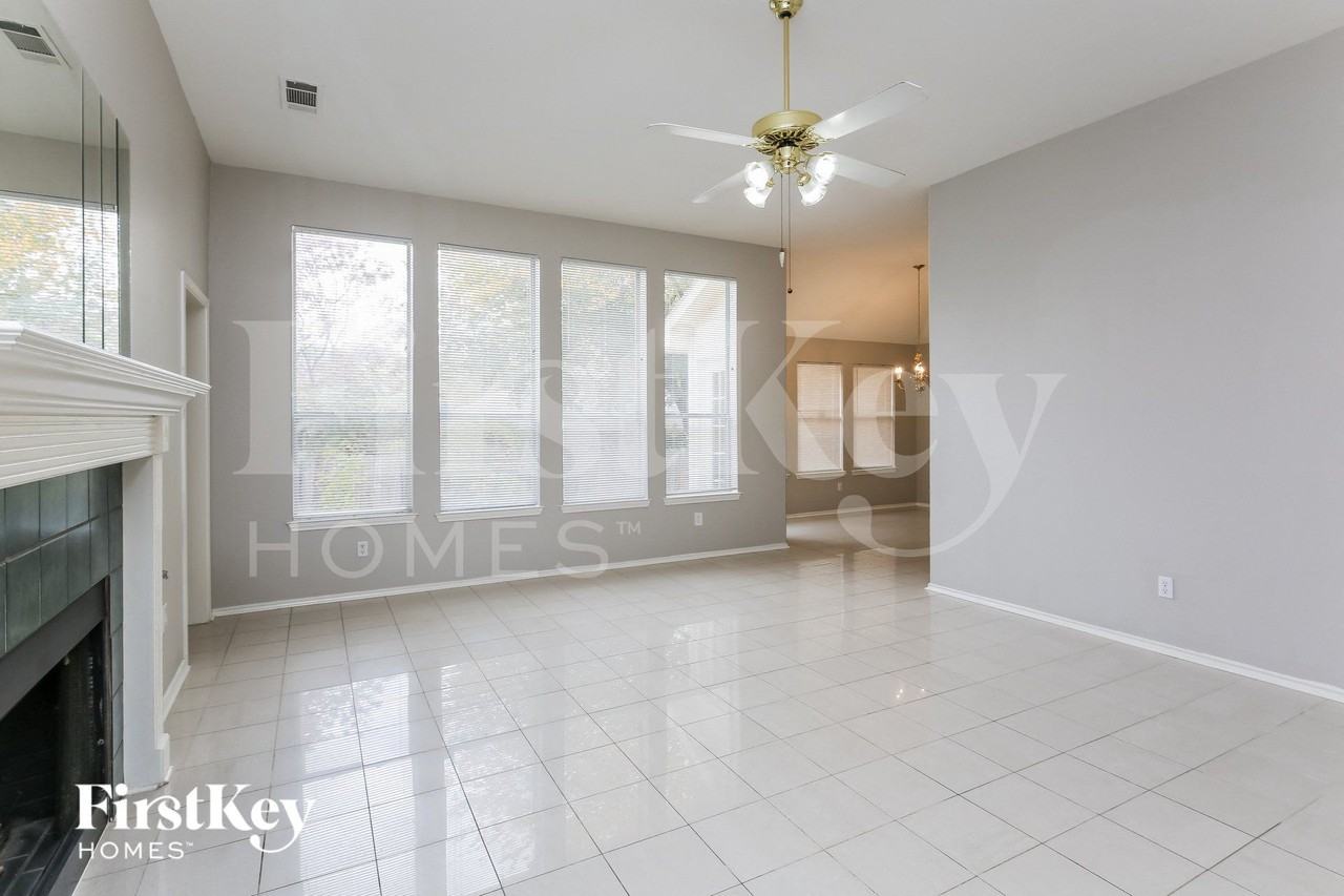 1203 Jamestown Ct - Photo 2 of 15