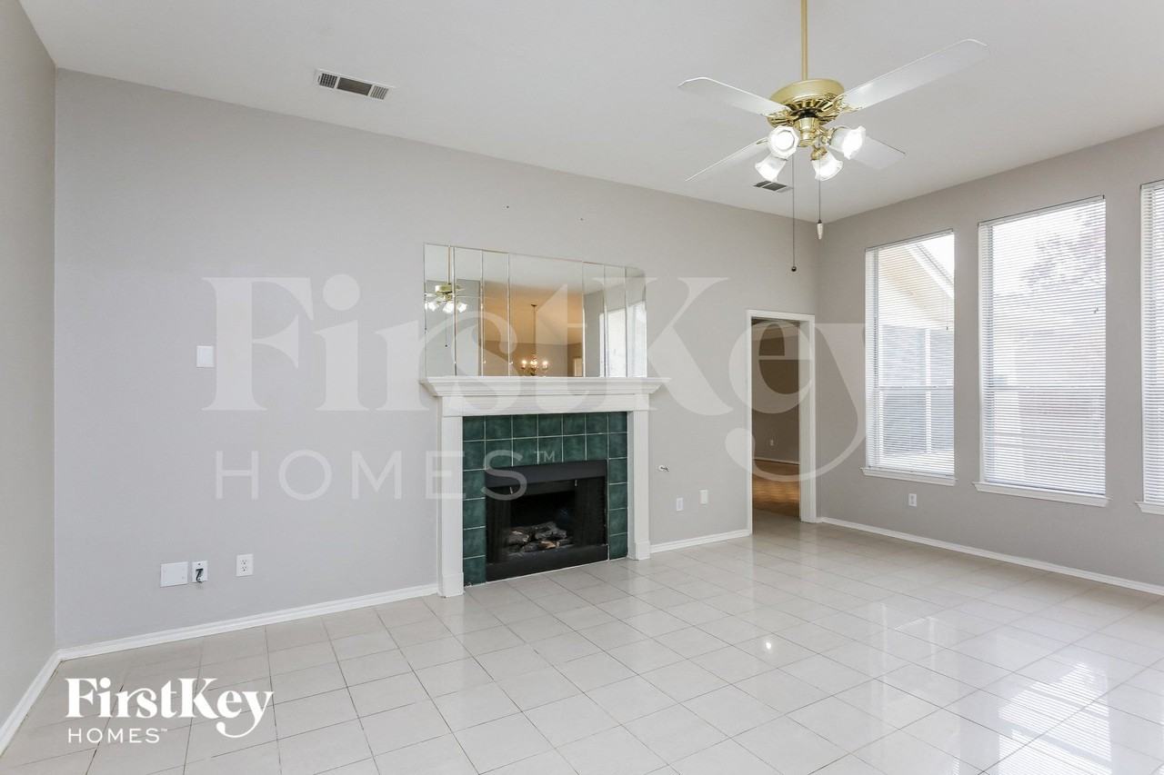 1203 Jamestown Ct - Photo 3 of 15