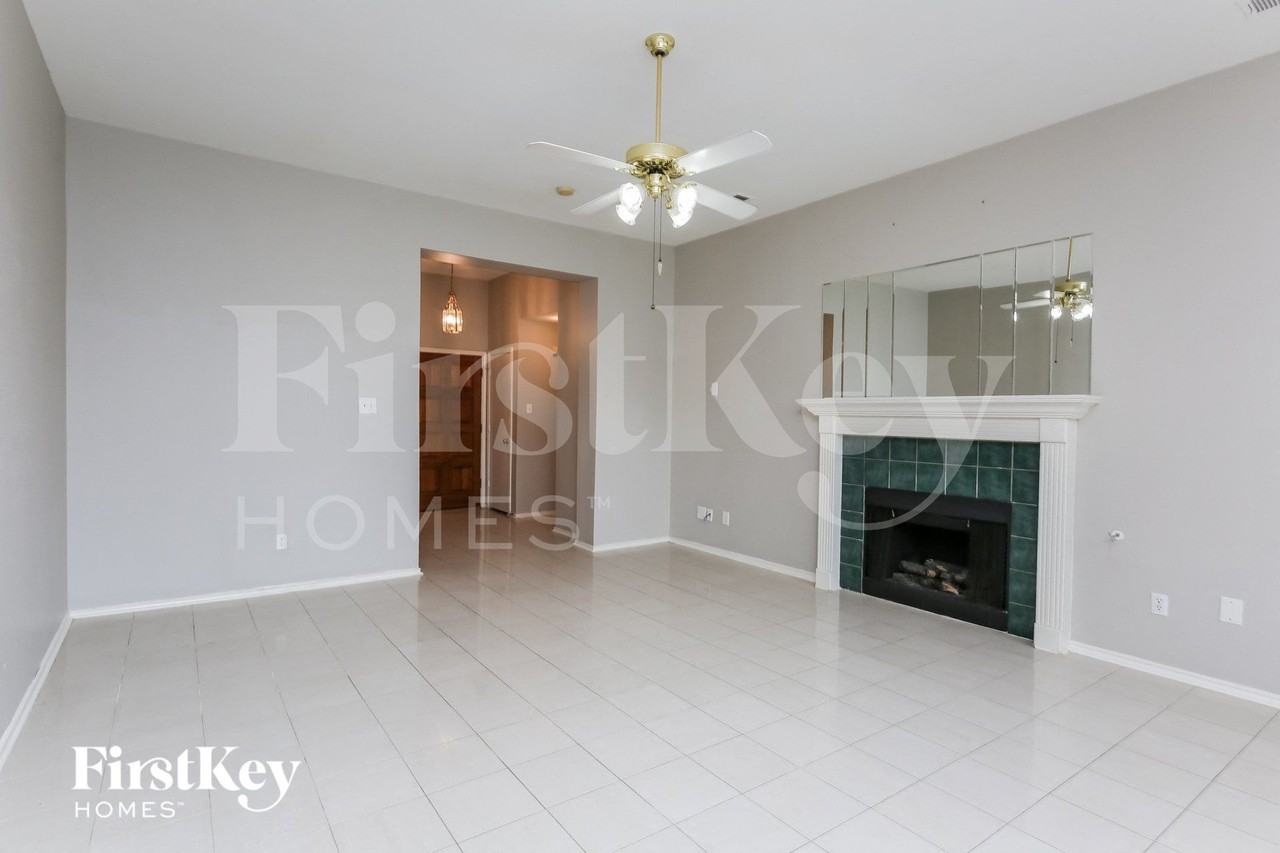 1203 Jamestown Ct - Photo 4 of 15