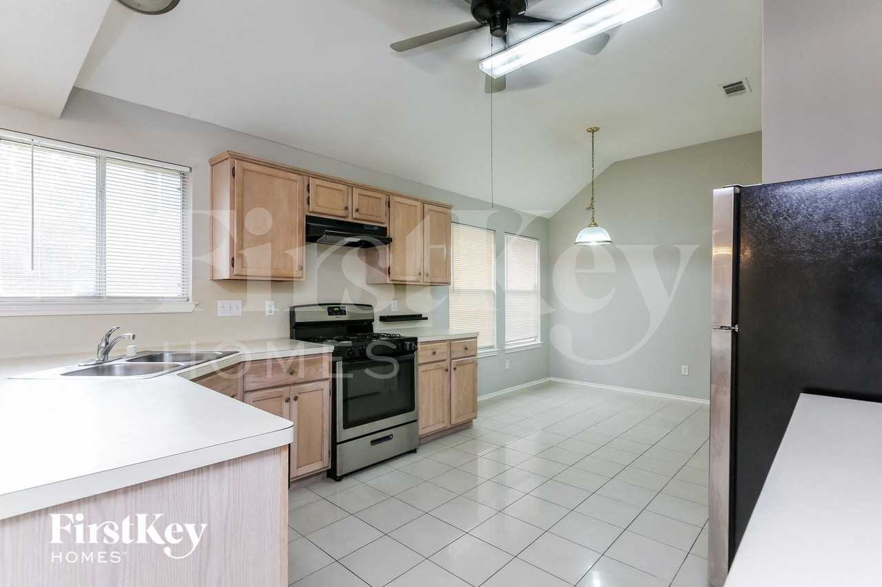 1203 Jamestown Ct - Photo 5 of 15