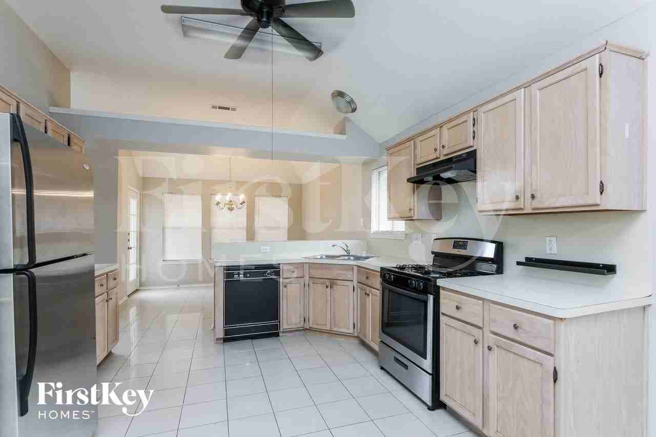 1203 Jamestown Ct - Photo 6 of 15