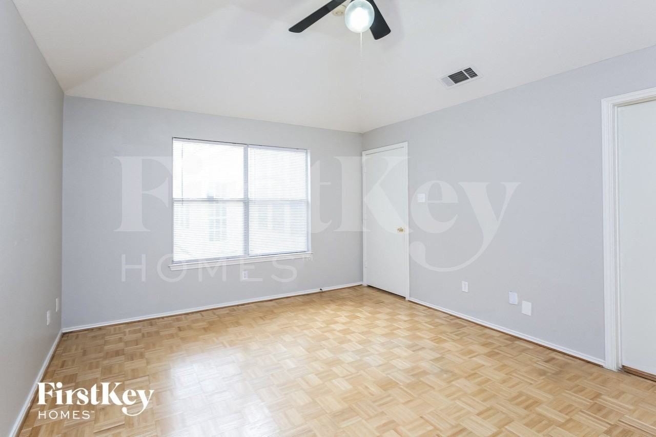 1203 Jamestown Ct - Photo 7 of 15