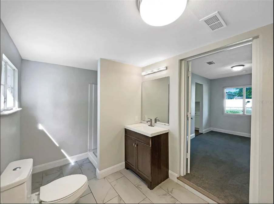 370 E Waldo St - Photo 4 of 20