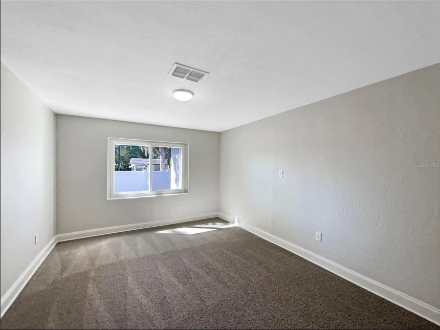 370 E Waldo St - Photo 7 of 20