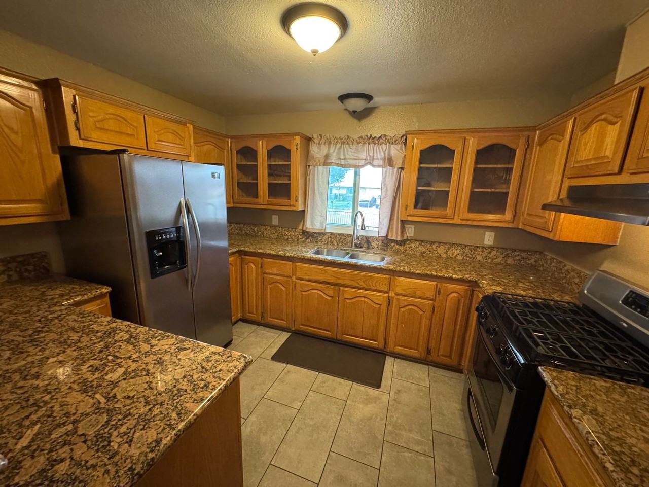 428 E Montrose St - Photo 6 of 27