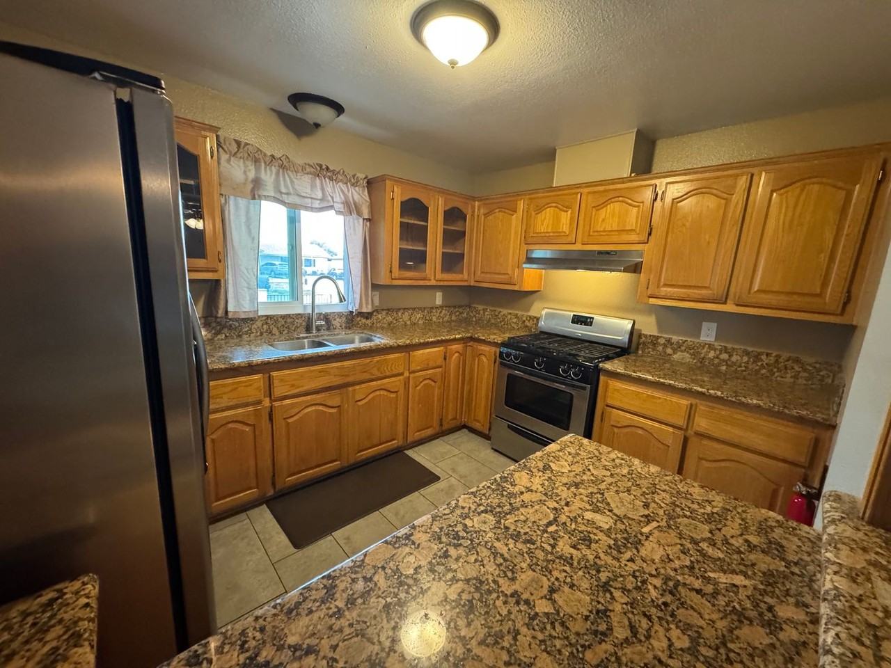 428 E Montrose St - Photo 7 of 27