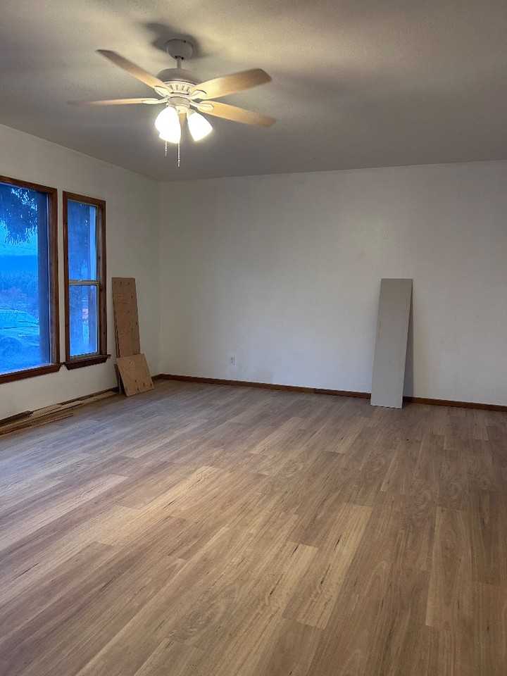 202 Preston Ave W - Photo 2 of 10