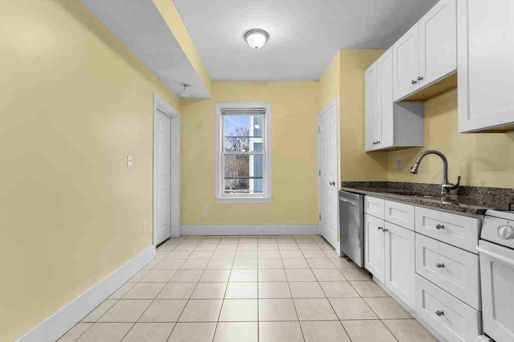 573 Washington St - Photo 5 of 14