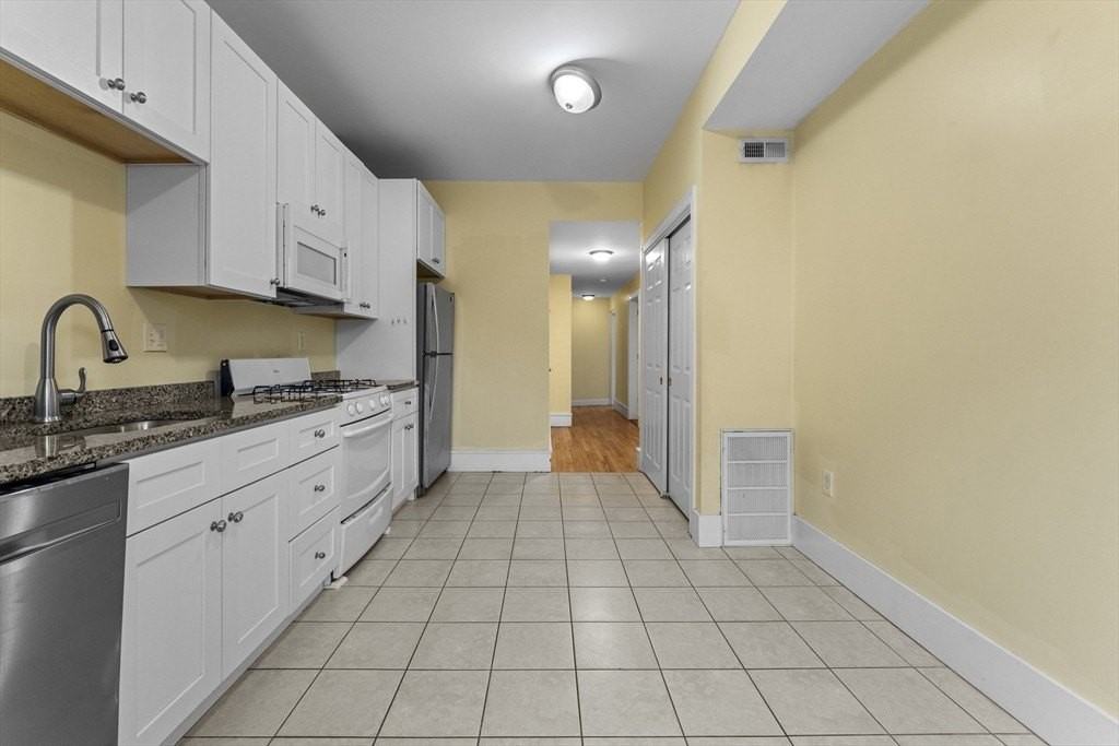 573 Washington St - Photo 6 of 14