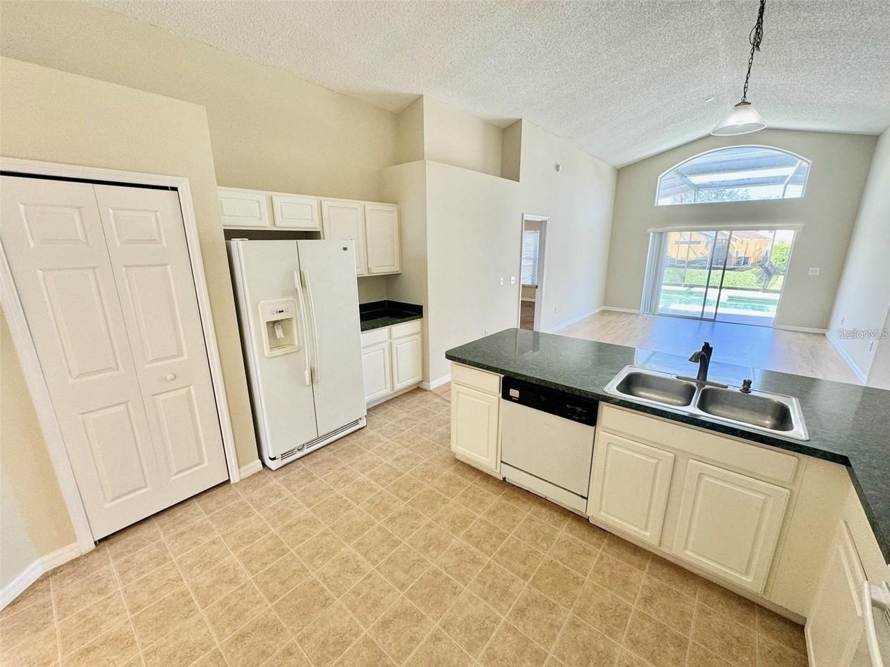 1317 Casterton Cir - Photo 4 of 15