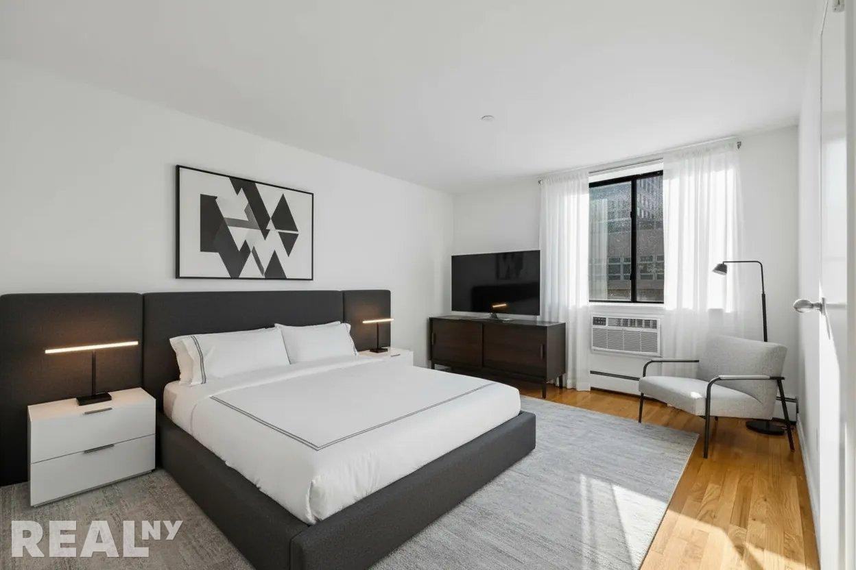 E 8th St #2B - Photo 3 of 13