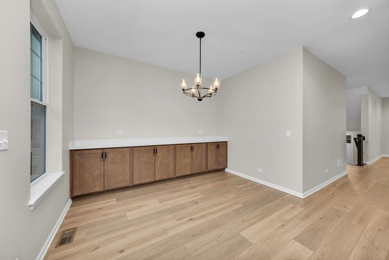 30W136 Wheeler Cir - Photo 4 of 18