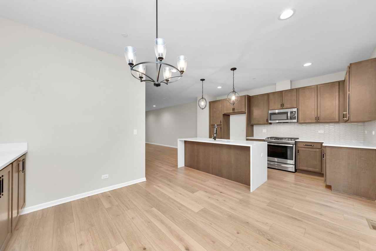 30W136 Wheeler Cir - Photo 5 of 18