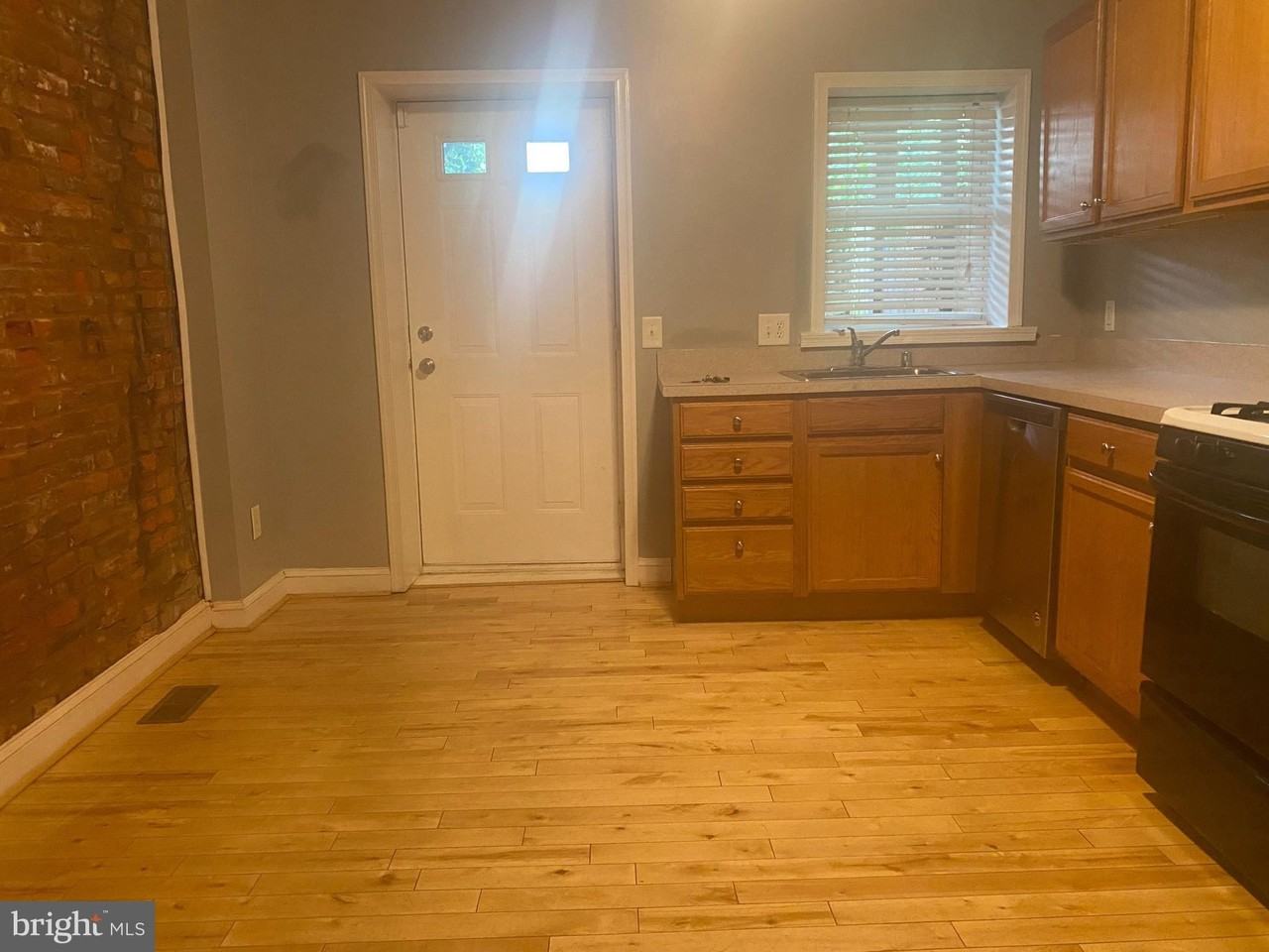 1711 Marshall St - Photo 4 of 18