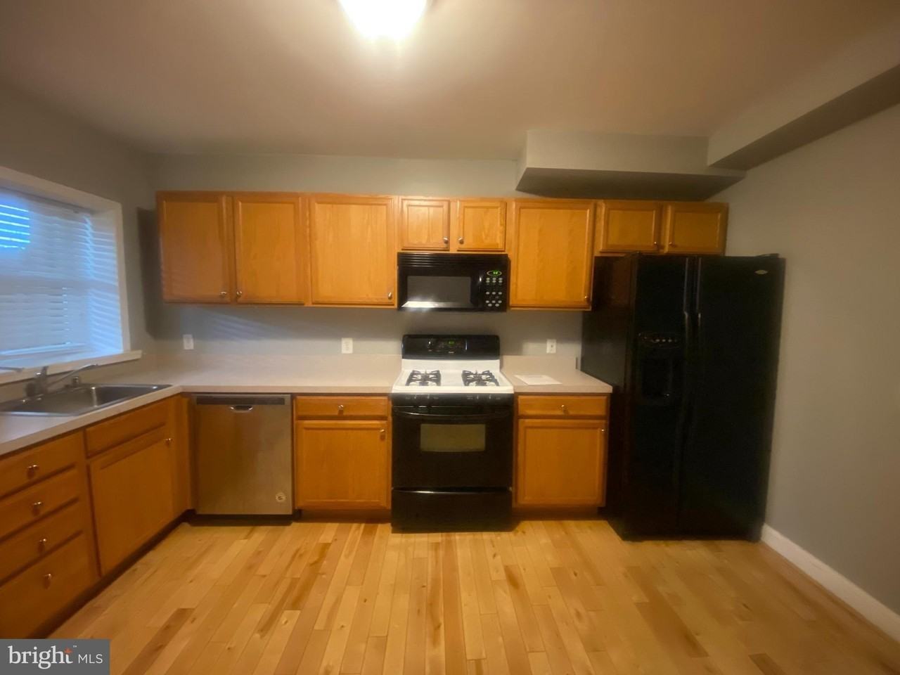 1711 Marshall St - Photo 5 of 18