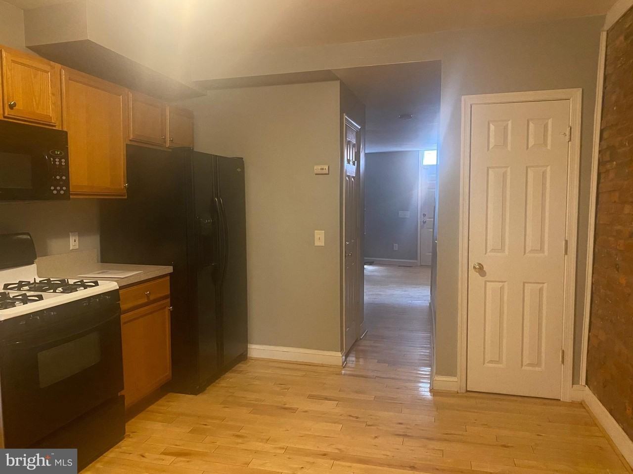 1711 Marshall St - Photo 6 of 18