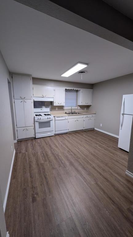 409 S Holly St - Photo 3 of 10