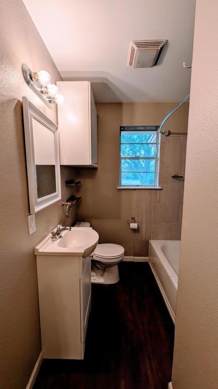 409 S Holly St - Photo 5 of 10