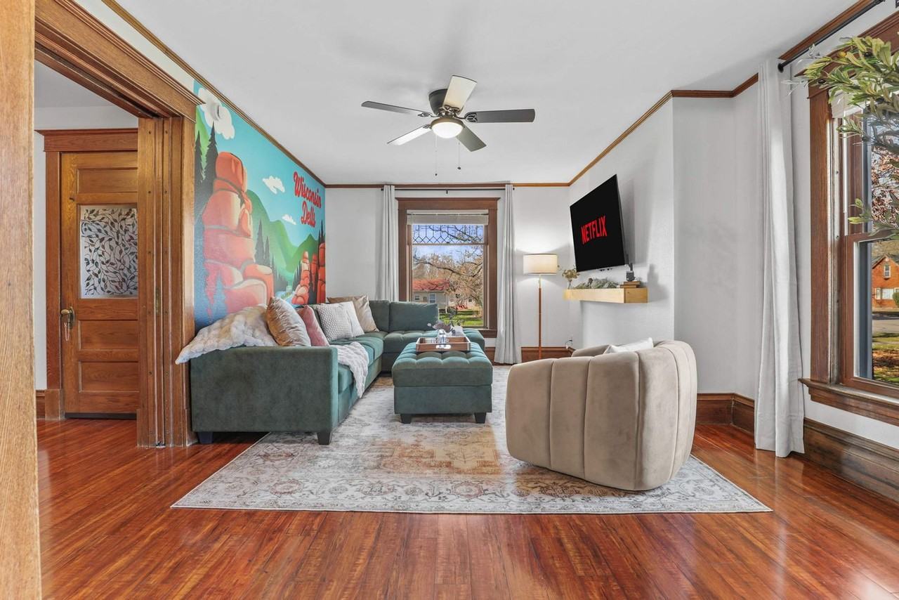 924 Capital St #1369276P - Photo 3 of 50