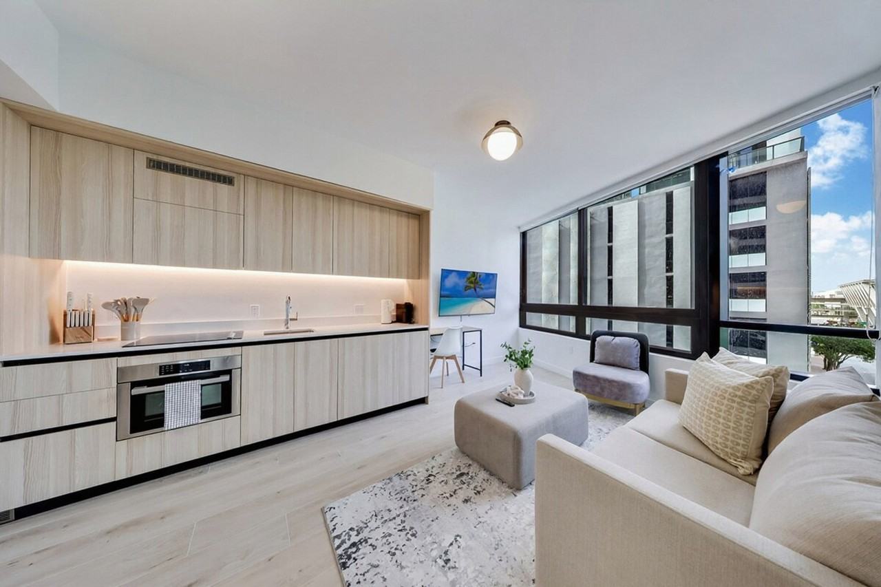 225 N Miami Ave #1377474P - Photo 2 of 18