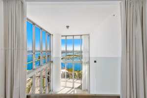 featured image of NE 11th St & Biscayne Blvd