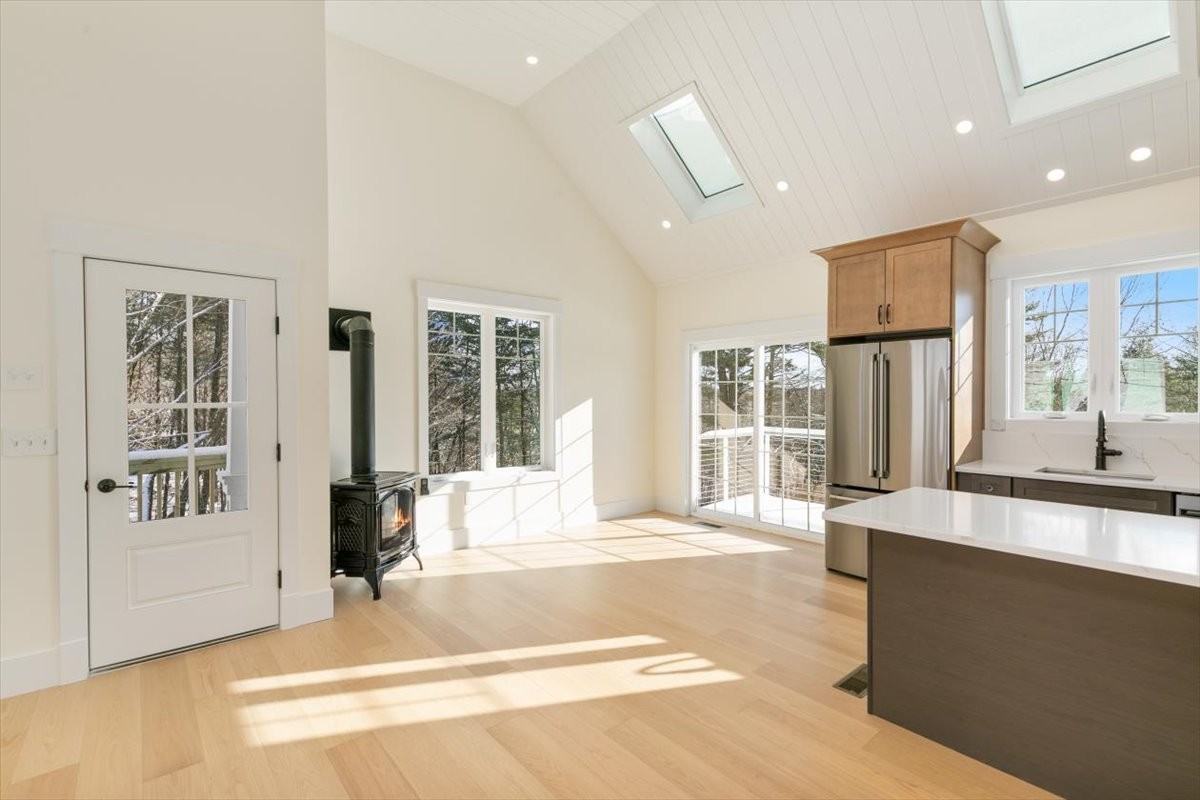 639 East Broadway #A - Photo 5 of 16