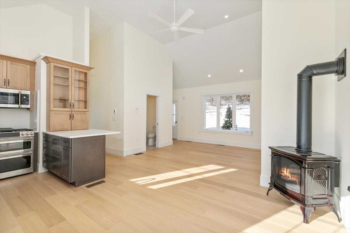 639 East Broadway #A - Photo 6 of 16