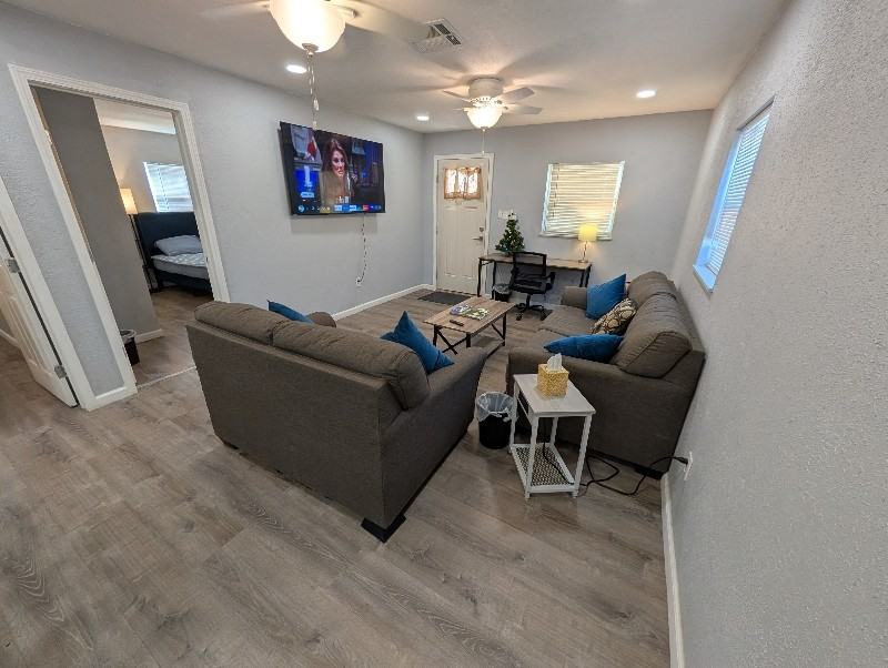 511 Goliad St - Photo 2 of 15