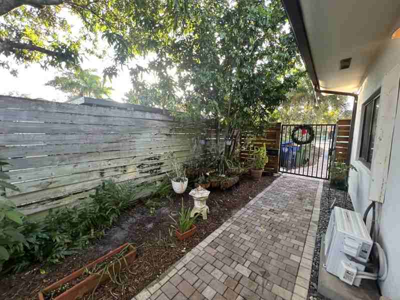 3371 Sw 22nd St #1 - Photo 6 of 8