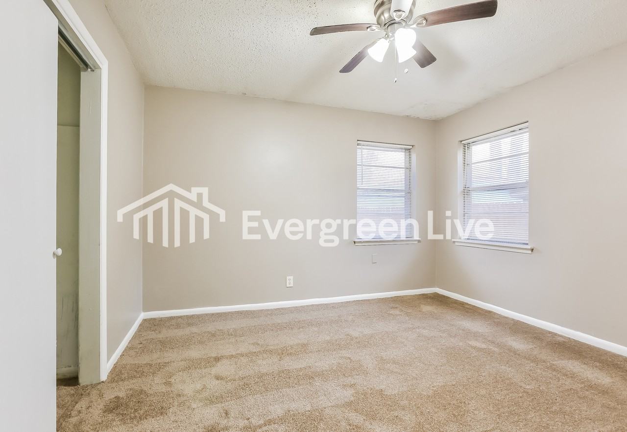 8704 Duncan Dr - Photo 4 of 15