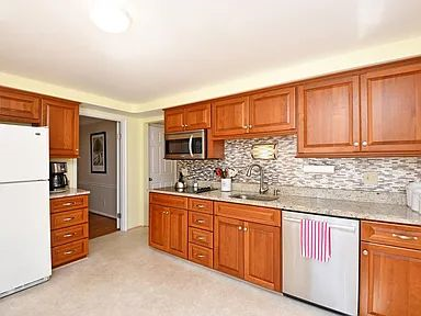 939 Springbrook Dr - Photo 2 of 8