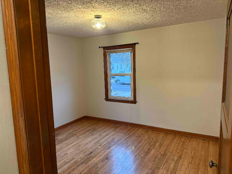 320 Rosslyn Ave - Photo 6 of 13